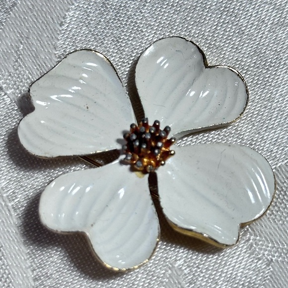 Vintage White Dogwood Floral Brooch Enamel Vintage 5423 B - Picture 7 of 7